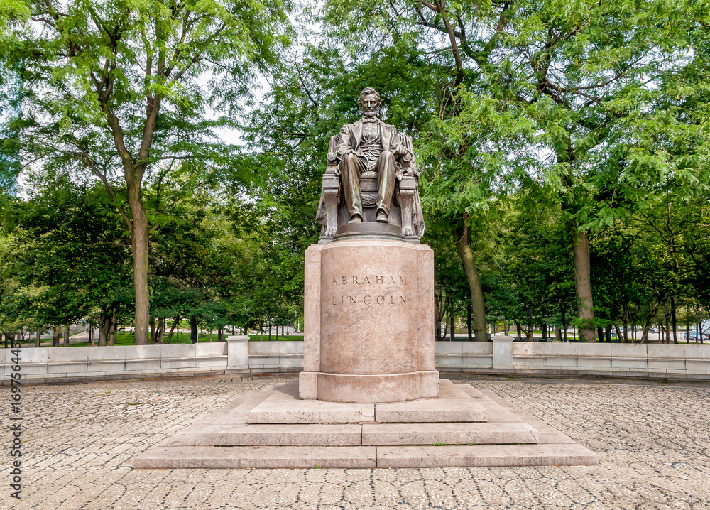Bronze statue of Abraham Lincoln in Grant Park in Chicago, Illinois, USA