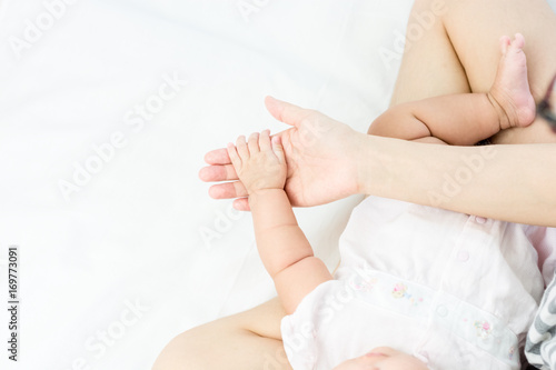 Baby is holding her mother's hand © topphotoengineer