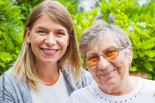 Cuadro en lienzo Happy senior woman with caretaker