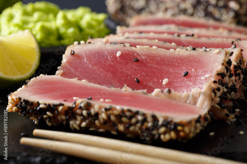 Bilde på lerret beautiful sliced tuna steak in sesame and wasabi, lime macro