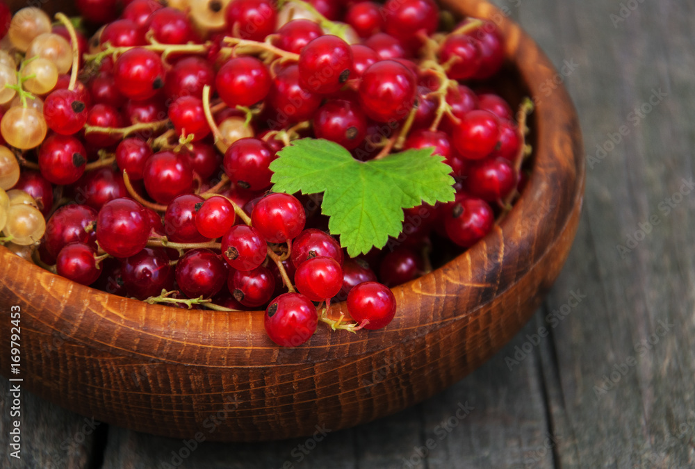 Bowl with red currant Bowl with red currant
