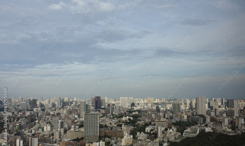 日本の東京都市風景「港区の田町や三田方向、レインボーブリッジ方向などを望む、画面右より奥付近は、フジテレビ方向」