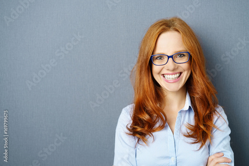 lächelnde geschäftsfrau mit blauer brille