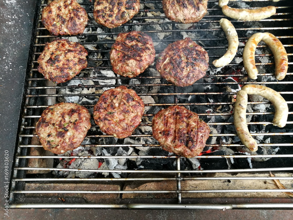 Grillparty mit leckeren Frikadellen und Bratwurst auf dem ... Grillparty mit leckeren Frikadellen und Bratwurst auf dem ...