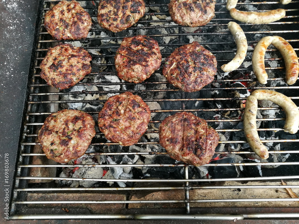 Frikadellen und Bratwürste auf dem Holzkohlengrill bei einem Barbecue ... Frikadellen und Bratwürste auf dem Holzkohlengrill bei einem Barbecue ...