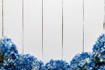 Leinwandbilder Hortensie Blaue Hortensie auf weißem Holz  © saknakorn