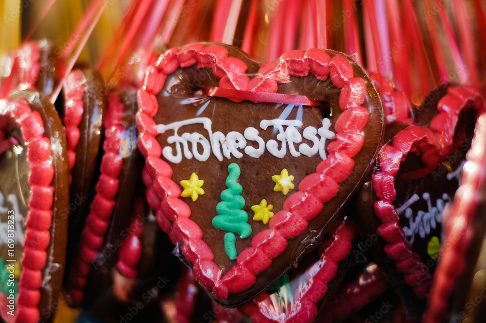 Lebkuchenherz an einem Stand auf dem Nürnberger Christkindlesmarkt Lebkuchenherz an einem Stand auf dem Nürnberger Christkindlesmarkt