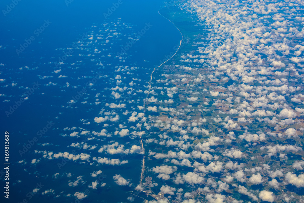 Naklejka premium Beautiful cloudscape and landscape, sea shore from above, natural background