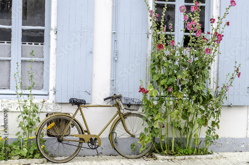 vélo appuyer sur un mur île de ré