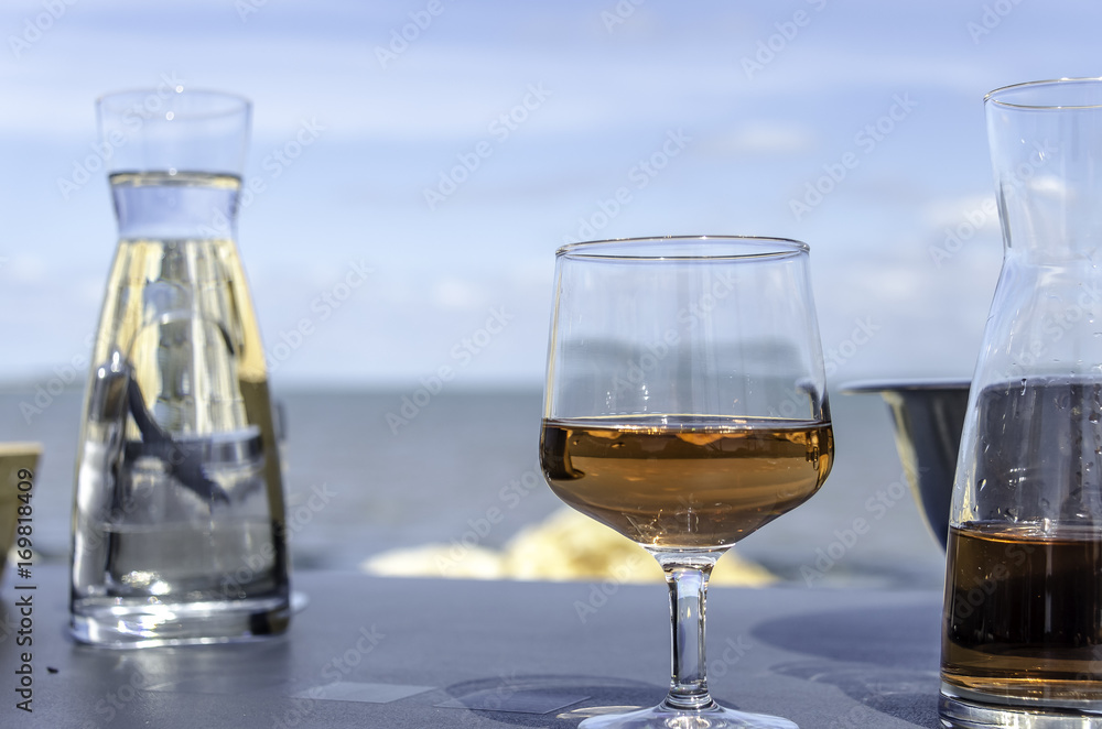 Verre de vin au bord de l'eau