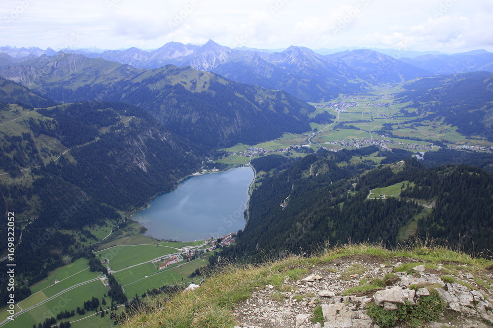 Fototapeta premium Blick auf den Haldensee im Tannheimer Tal