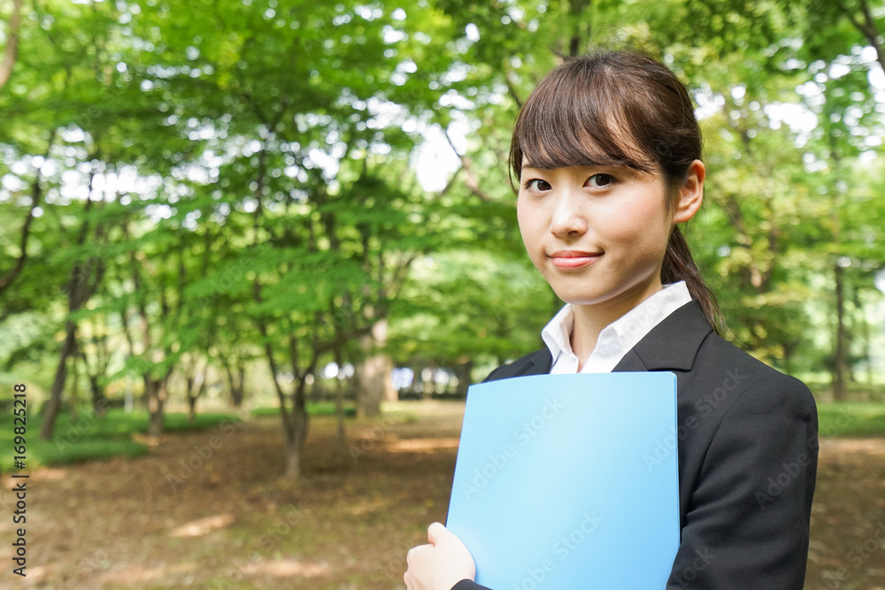 書類を持つ日本人のビジネスウーマン 書類を持つ日本人のビジネスウーマン