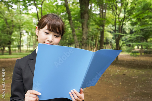 書類を持つ日本人のビジネスウーマン