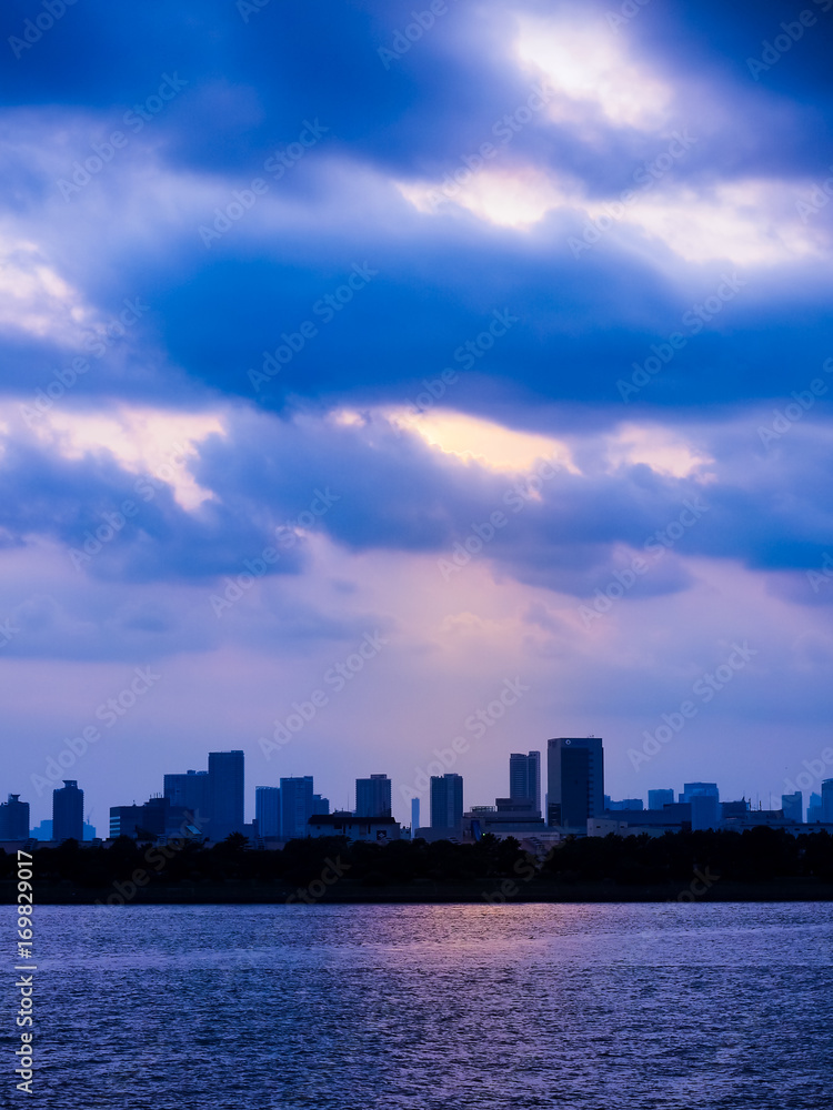 Obraz premium Purple Cloud over Tokyo bay 