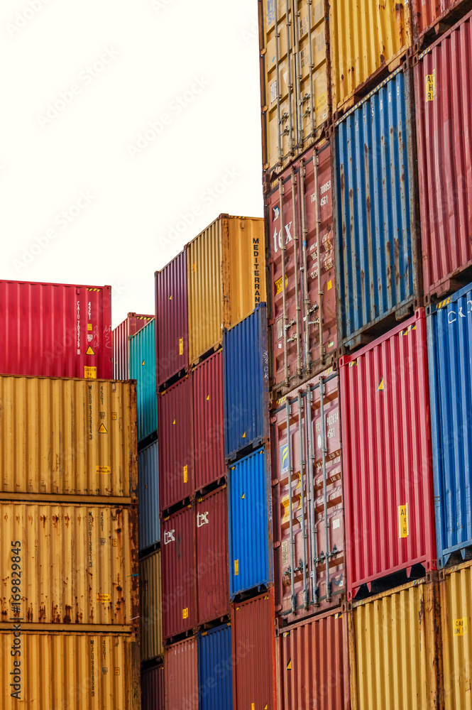 Fototapeta premium bunte Cargo Container übereinander gestapelt
