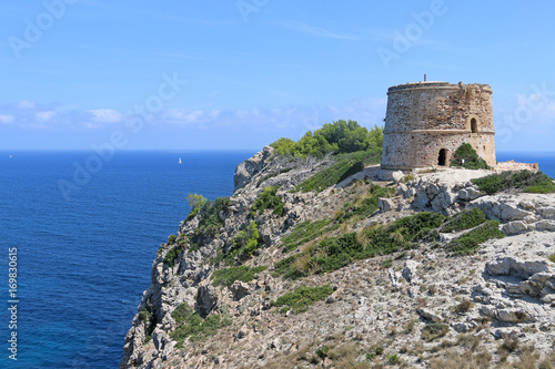 Alter Wachturm Torre d  Aubarca auf Mallorca an der Cala Matzoc  an der Steilk  ste. Platz im Bild f  r Text und Headlines.