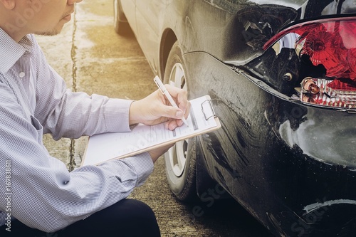 Billede på lærred Insurance agent working on car accident claim process