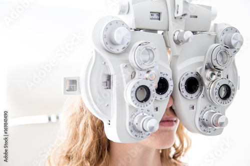 Foropter. Badanie wzroku. Optometria.  photo
