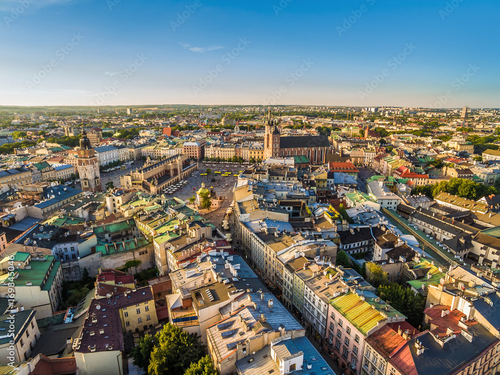 Obraz premium Kraków stare miasto i Rynek Główny z lotu ptaka. Krajobraz miasta z Sukiennicami i Bazyliką Mariacką.