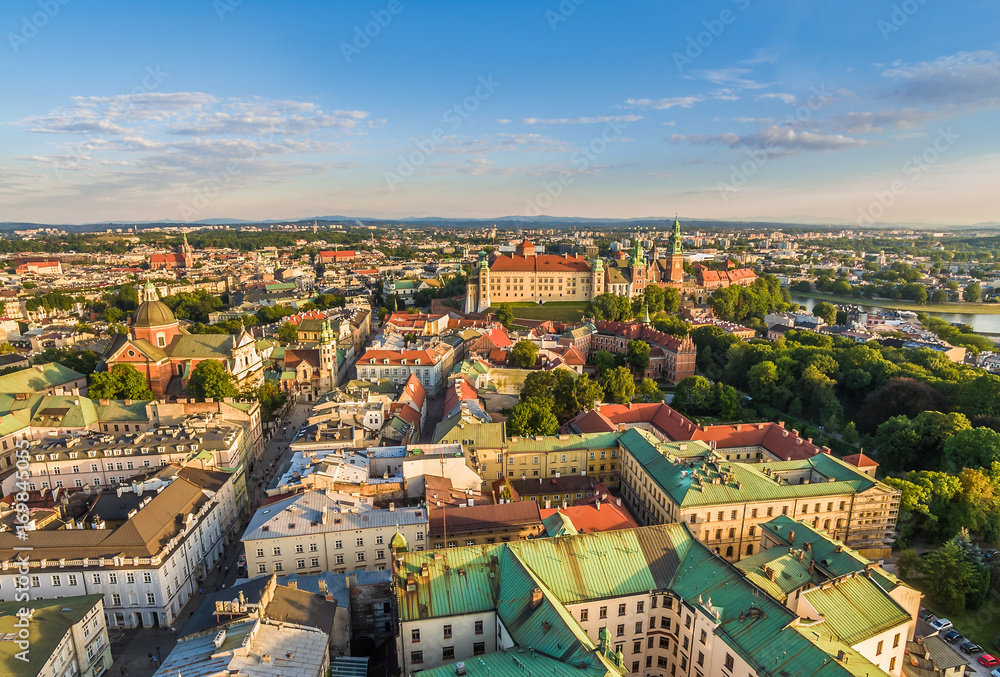 Kraków - stare miasto. Widok z lotu ptaka. Krajobraz miasta z zamkiem królewskim na Wawelu.