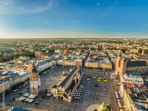 Kraków - stare miasto z powietrza. Rynek Główny z Sukiennicami - widok z lotu ptaka. © art08