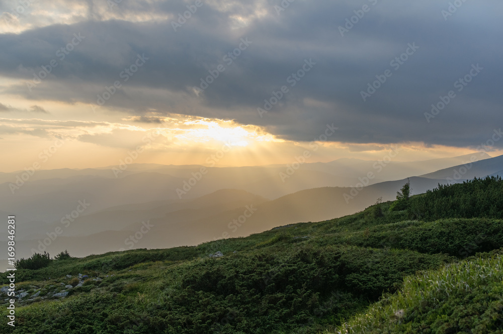 Fototapeta premium Zachód słońca w górach. Podróż w góry. Karpaty, Ukraina