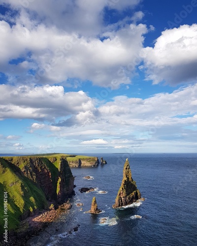 Felsnadeln, genannt Duncansby Stacks, Schottland photo