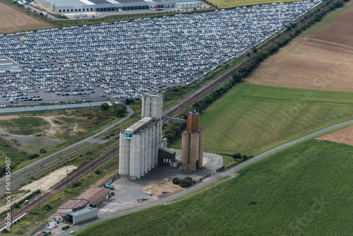 Vue aérienne du parc de voitures neuves de Nanteuil-le-Haudoin dans l'Oise en France