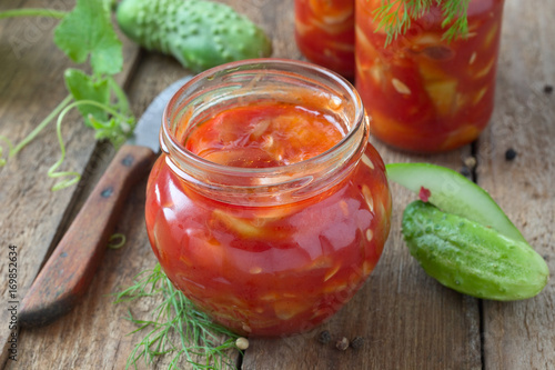 Eingelegte Gurken mit Tomatensosse