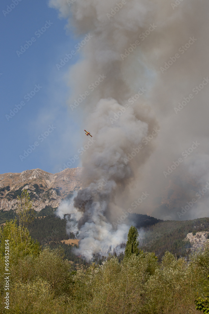 Incendio in montagna, boschi, cadanair, elicottero