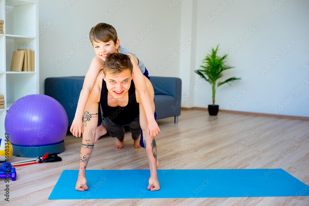 Obraz premium Father and son doing push ups