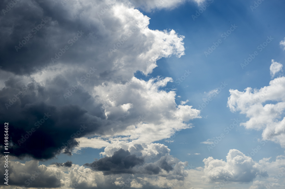 Obraz premium Beautiful beam of light and the clouds. The divine sky.