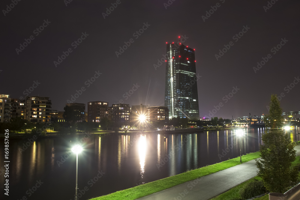 Naklejka premium frankfurt am main germany ecb banking tower at night