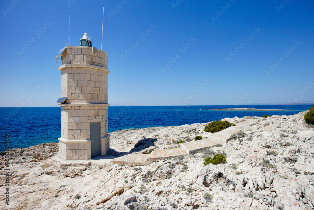 Weißer Leuchtturm am Mittelmeer