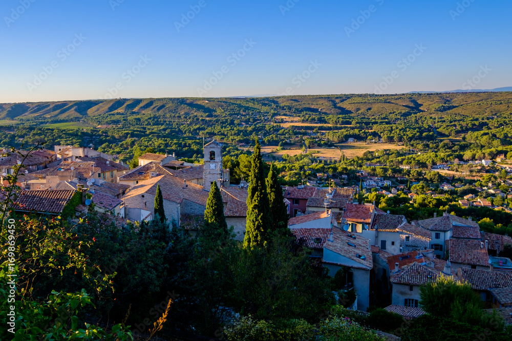Vue sur le village de Ventabren en Provence, France. 