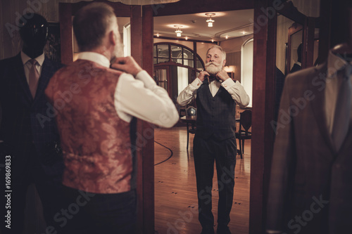 Tableau sur toile Senior client in a tailor's workshop