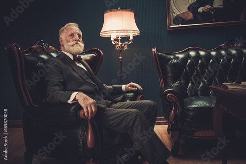 Bild auf Leinwand Well-dressed senior man in luxury interior