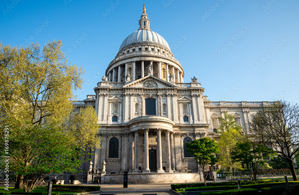 Obraz premium A view of southern entrance to St Paul's Cathedral in London