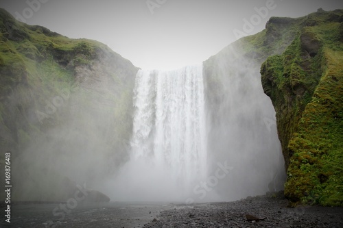 Islande, dans les vapeurs de la chute d'eau de Skogafoss