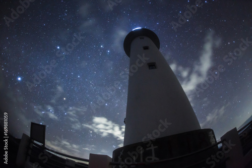 灯台と星空