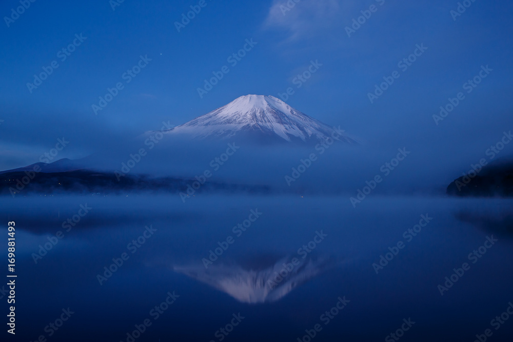 山中湖の水面に映る夜明けの富士山 山中湖の水面に映る夜明けの富士山