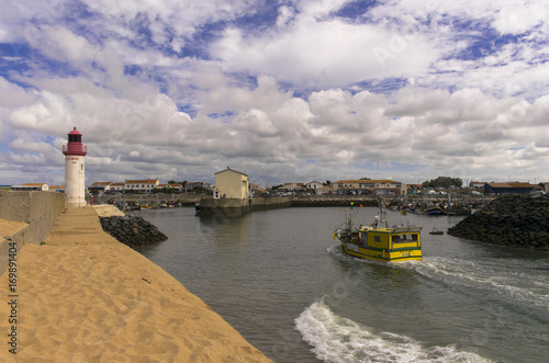 Bateau de pêche entrant dans le port de la Cotinière à Oléron photo