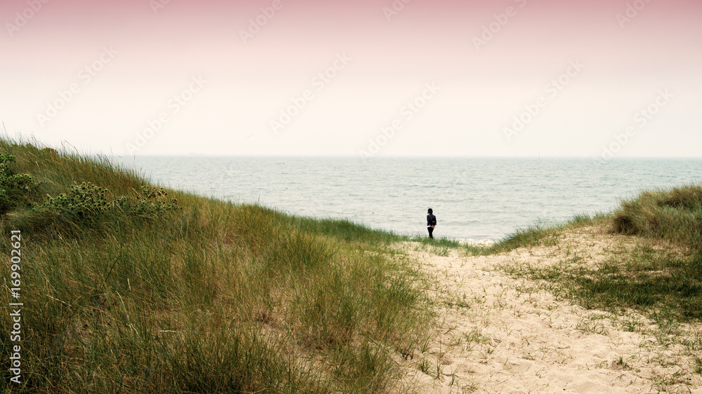 femme gegardant l'horizon sur la plage