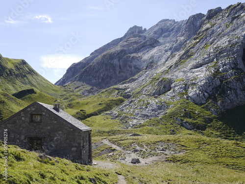 Alpenschutzhütte Zollwachhütte in den Alpen