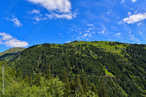 Panoramica della cima della montagna in estate con cielo blu e nuvole bianche