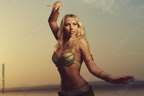 Billede på lærred Beautiful blonde belly dancer woman