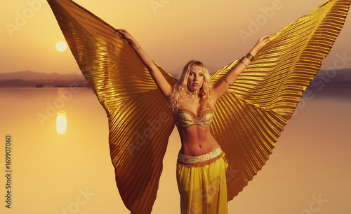 Valokuva Beautiful blonde belly dancer woman