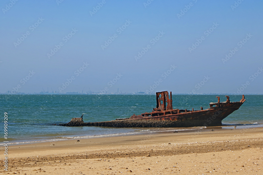 Rostiges Schiffswrack an der Küste Namibias, Pelican Point Rostiges Schiffswrack an der Küste Namibias, Pelican Point