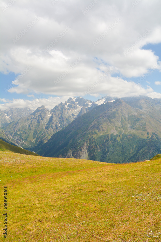 Beautiful Georgian Caucasus Landscape in Upper Svaneti  fonfonefonovyi riezhimkontiekstobrazovaniiepodghotovkapodopliokapriedposylkapriedystoriiaproiskhozhdieniiezadnii planзадний планконтекстобразова