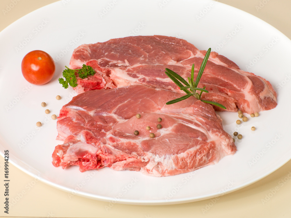 cotelettes échine de porc cru sur assiette cotelettes échine de porc cru sur assiette